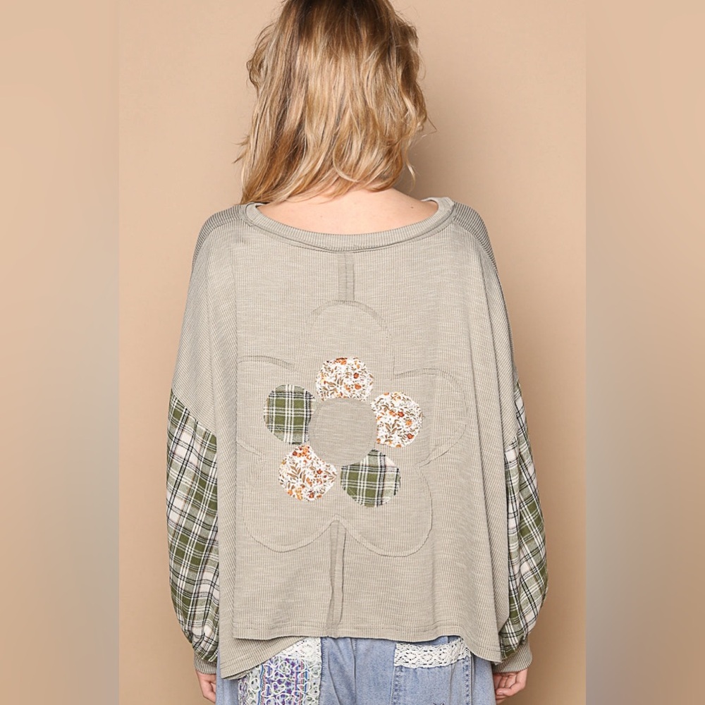 96. NWOT POL Pullover Green Plaid Floral Flower Patch Applique Long Sleeve Top - Picture 3 of 3